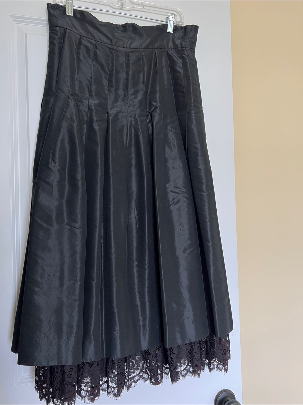 Elegant Ultra High-Waist Black Midi Skirt with Lace Hem
